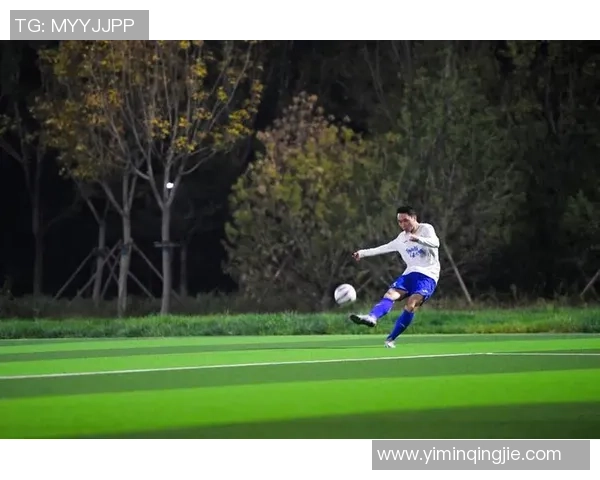 年轻帅气的足球明星们在赛场上的精彩瞬间与迷人风采展示